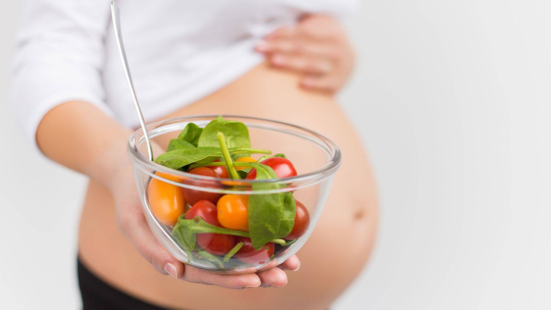 Mulher grávida se alimentando de forma saudável