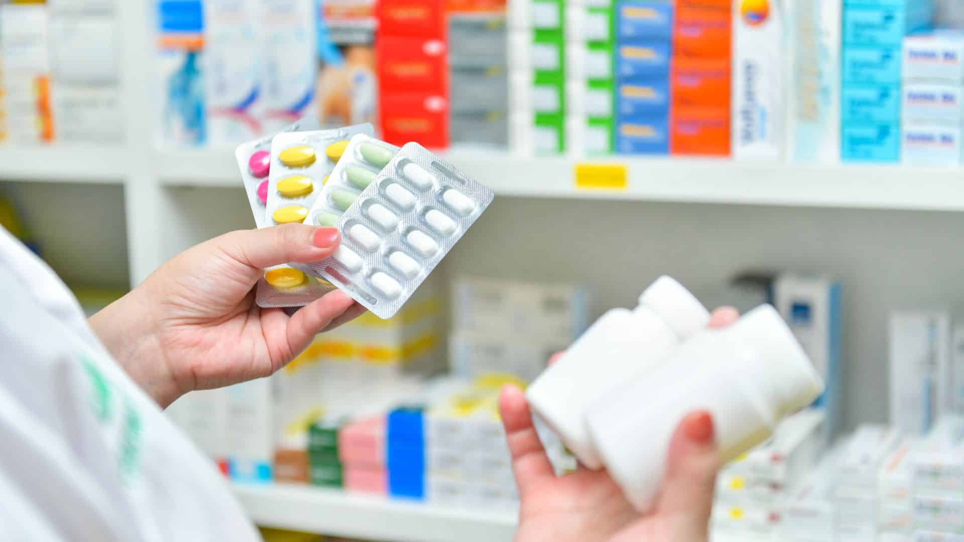 cartelas de remédio em uma farmácia